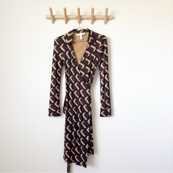 Diane Von Furstenberg Geo Print Jeanne Wrap Dress - Picture 2 of 12